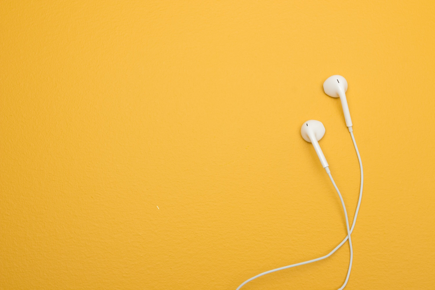 Auriculares con cable en un fondo amarillo